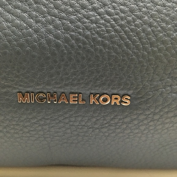 Authentic Large Michael Kors Brooklyn Shoulder Bag in Baby Blue - Picture 4 of 15
